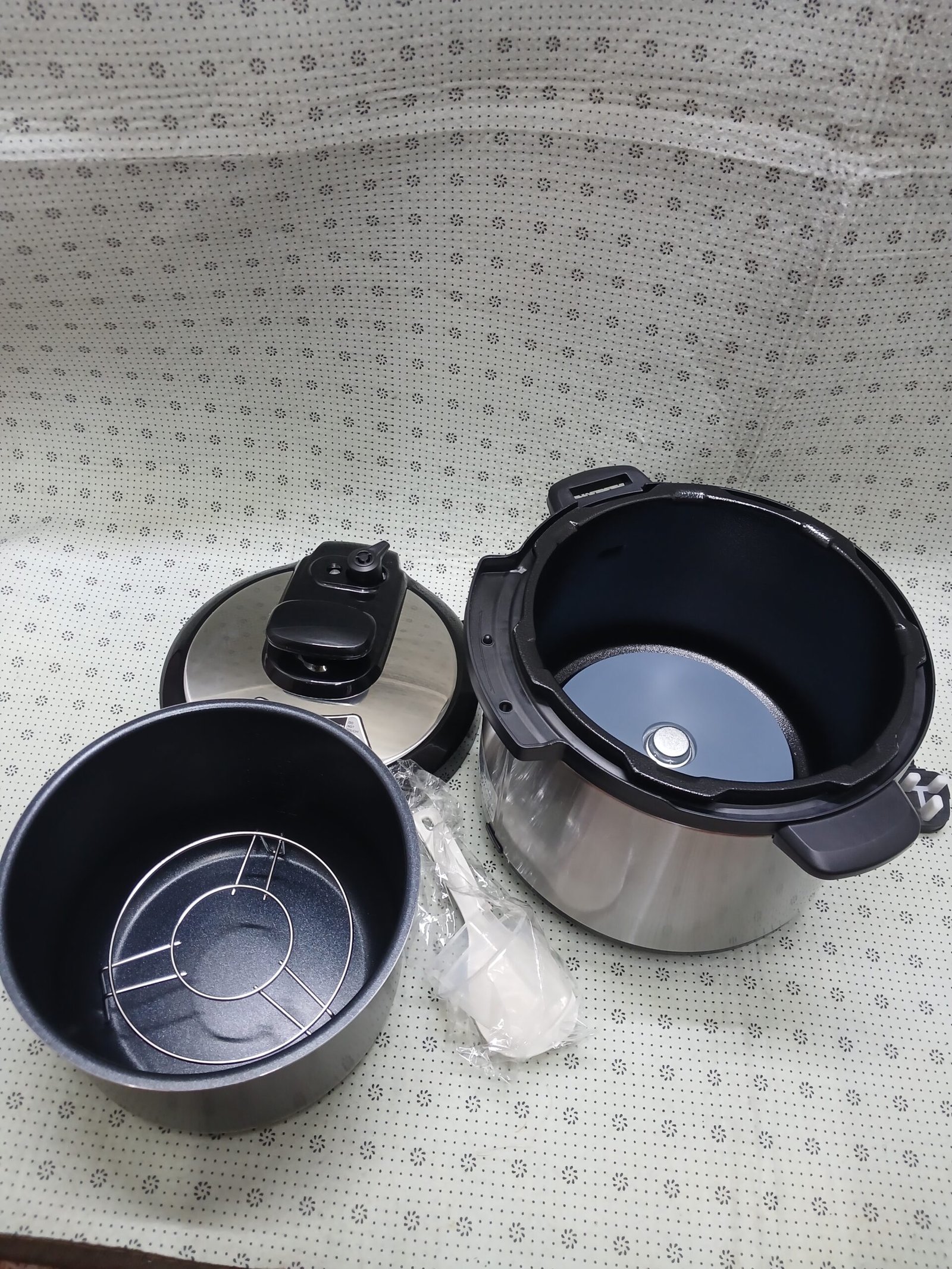 Alternative view of Ramtons Instant Cook Electric Pressure Cooker – 12 Cooking Settings (RM/582)